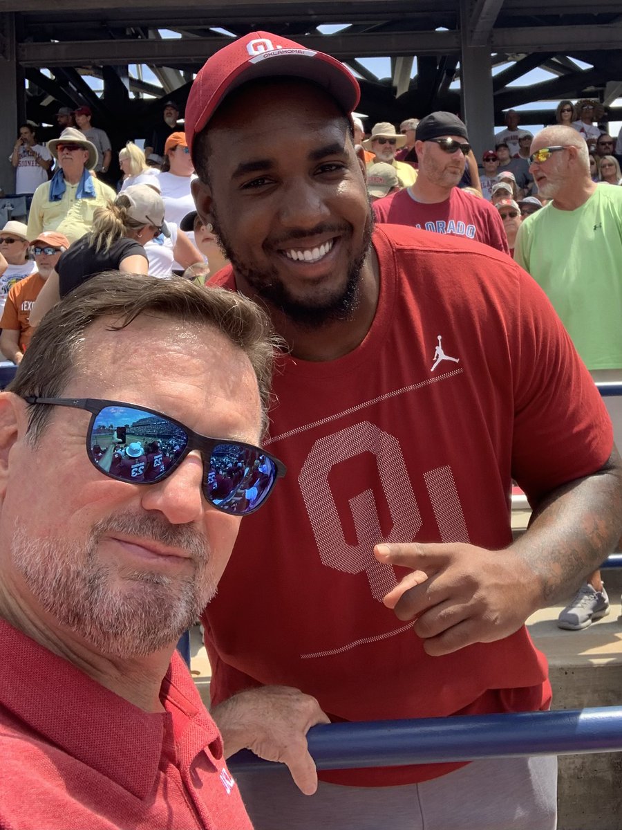 OU_Football's tweet image. Always in the mood to #BeatTexas. 

🤝 @OU_Softball