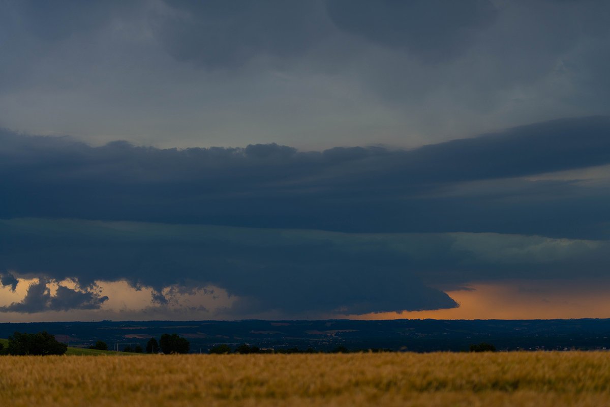 Imposant nuage mur au soleil couchant, photographié dans le Lot-et-Garonne ce soir par Florian Clément #orage #grêle 