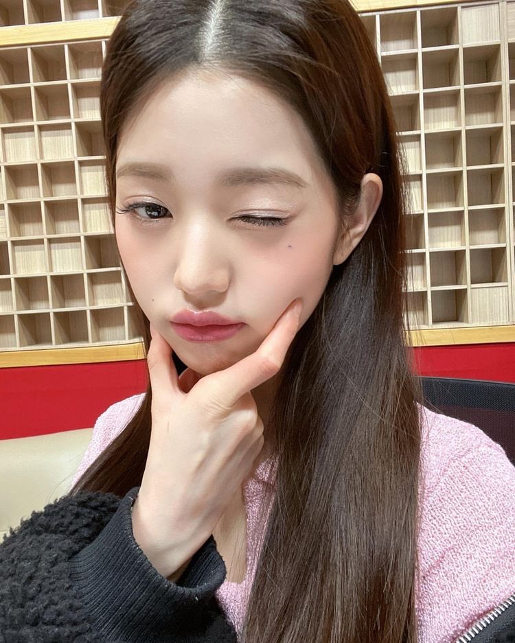 wonyfeeds's tweet photo. hello! this is a new media account for #IVE’s #WONYOUNG. i will be posting pics, updates, edits and more. please like &amp; rt for more dives to see this! https://t.co/IcDwQVzBrC