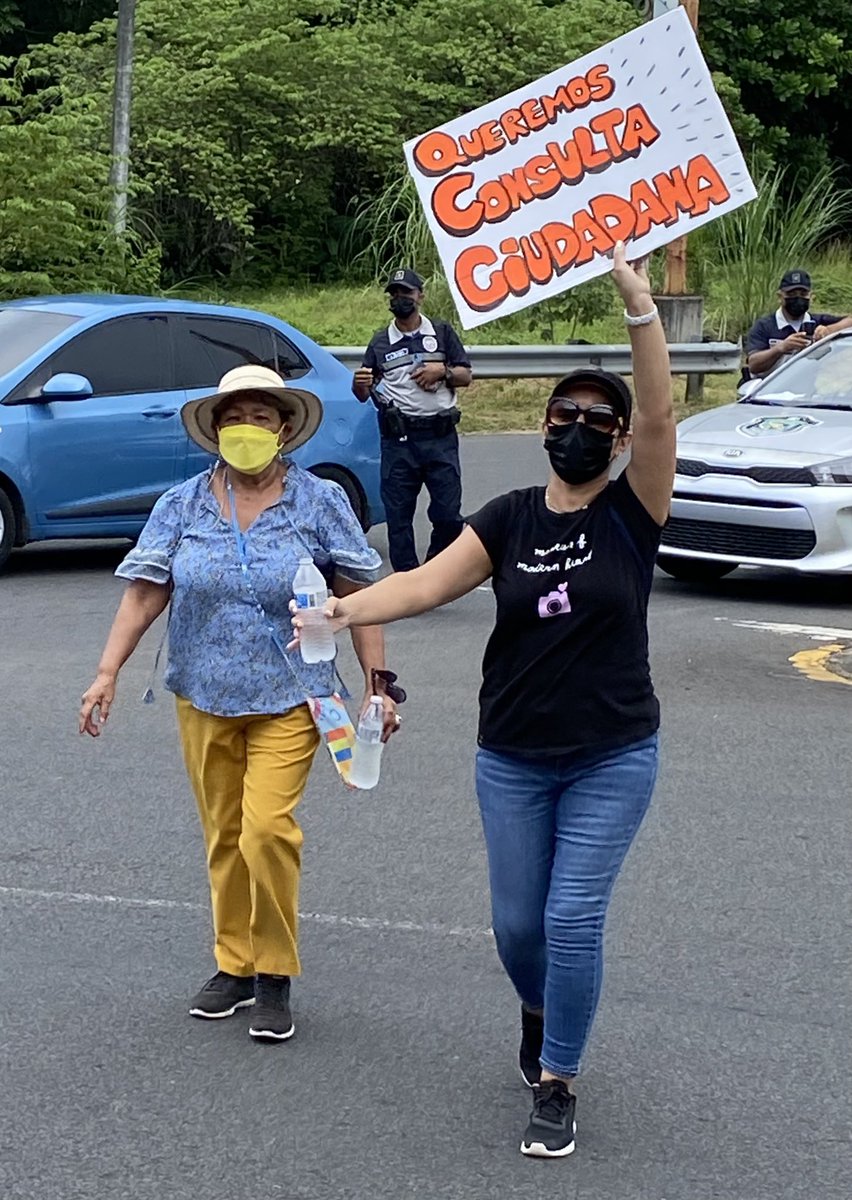 1/Quiero contarles algo. 
Hoy protestamos en la vía. 
Por la #Transparencia y el CUMPLIMIENTO DE LAS LEYES, en este país que pareciera estar gobernado #ALaBuenaDeDios, o como dice nuestro presi, ‘de la mano de Dios nos la jugamos’. 
Es decir, que andamos #ALoMalditaSea. 🧵