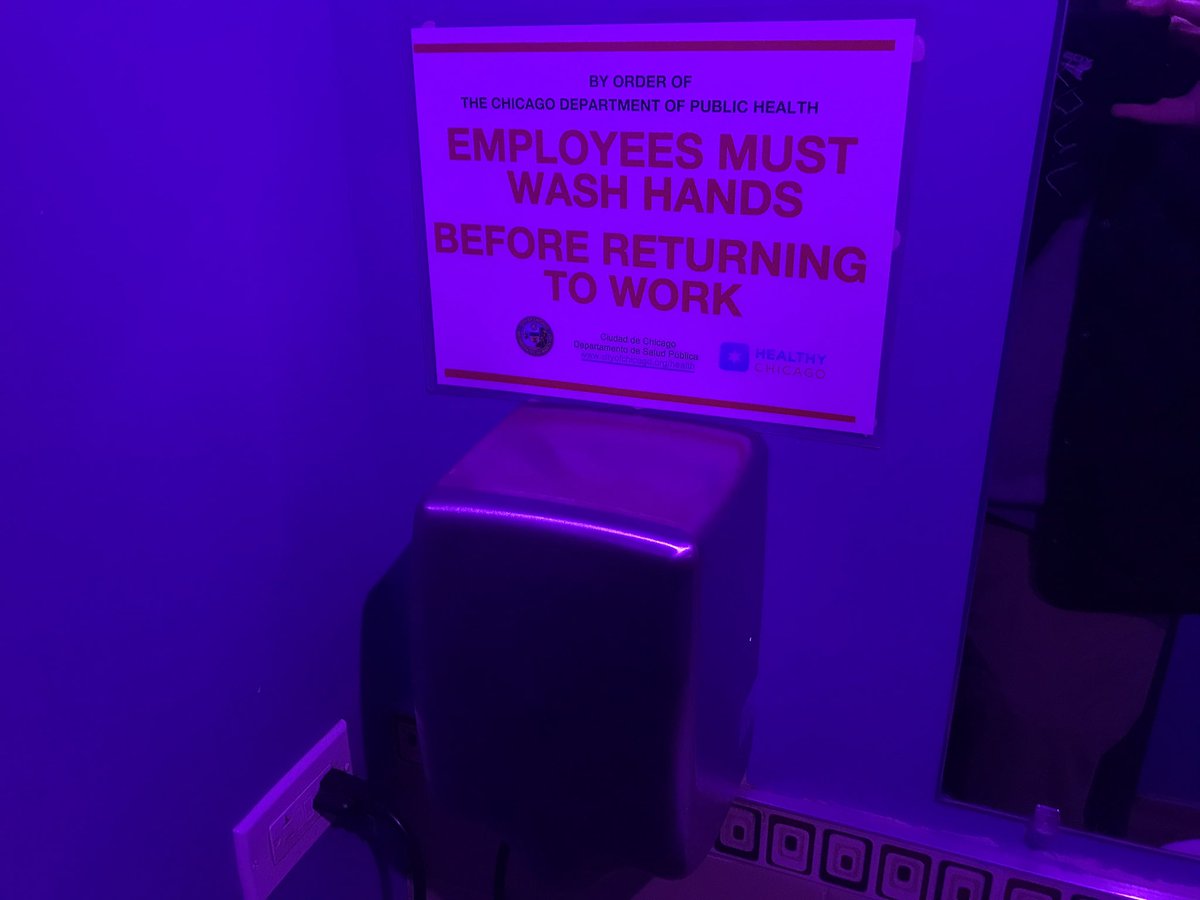 Unisex bathroom <a href="/DuckInnChicago/">TheDuckInnChicago</a>. +2 for single use. +1 for no gender discrimination. Girls and boys should poop in the same place. +3 for making employees wash their hands. +1 for wood toilet seat. Like that. Pretty sweet bathroom. 5/5.