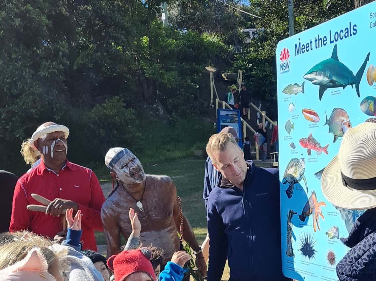 DivingChemist's tweet photo. Warming up over post-dive gingerbread courtesy of @MathMichaelRose while the traditional #Guringai custodians open a new sign on local sea life in Cabbage Tree Bay https://t.co/oXz78sumC3