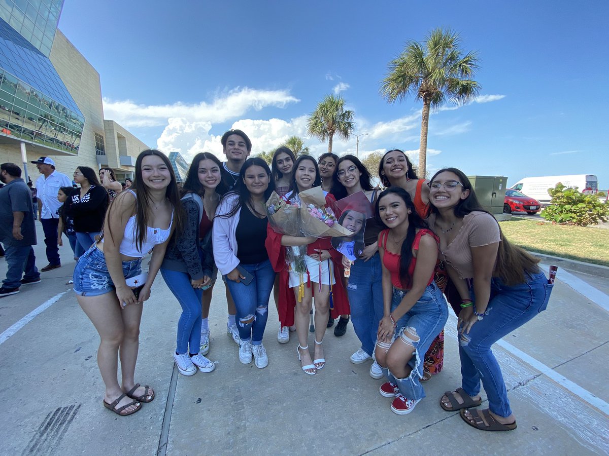 belaaaa04's tweet photo. y’all think i can turn in those missing assignments now ? #graduatedaf #peaceoutrhs https://t.co/UvW6Uy2E1v
