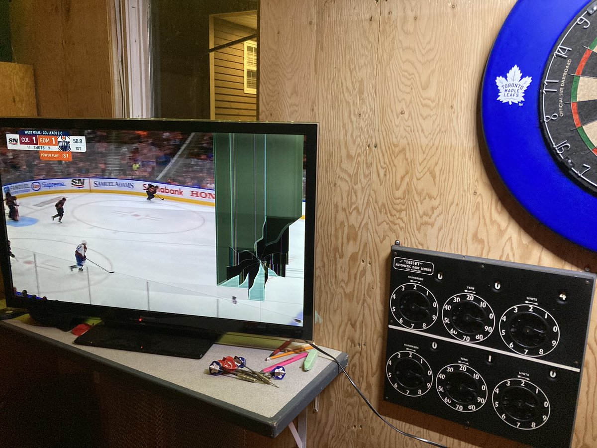 walteryetman's tweet photo. When the TV is too close to the dartboard #shedproblems https://t.co/lKWwTaZIvI