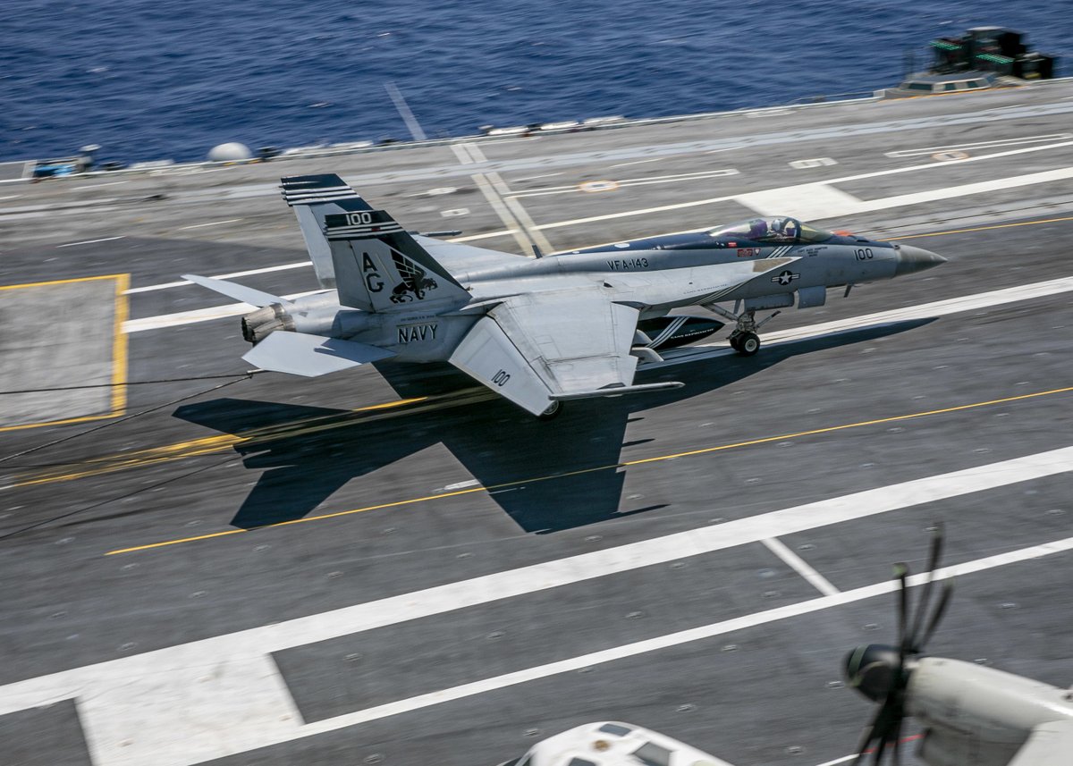 USNavy's tweet photo. Getting back in the saddle. ⚓ 🛫
An F/A-18E Super Hornet, attached to #VFA136, lands on the flight deck of #USSGeorgeHWBush (CVN 77) while underway completing a certification exercise before a future deployment.
📸:Mass Communication Specialist 3rd Class Novalee Manzella https://t.co/Ub8tJpKx2I