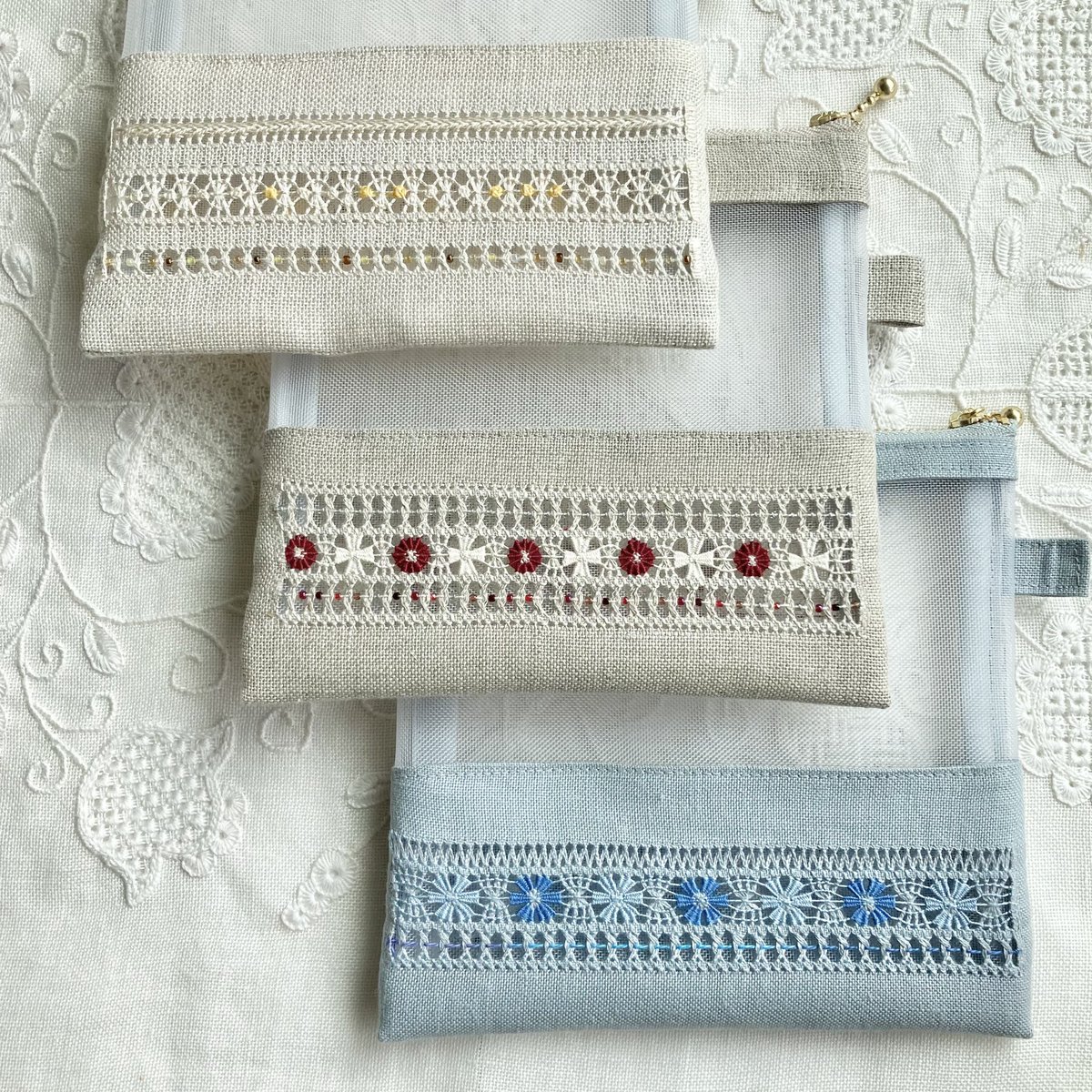 M_Miccho's tweet photo. ドロンワーク刺繍のメッシュポーチ 3種できあがり❣️
久しぶりに会うママ友たち(子供は30代になってますが...) にプレゼント用に。
16cmファスナー
ベルファースト 32ct(ナチュラル)
カシェル 28ct(クリーム)
リーノ 38ct(ブルーグレイ)
#puntoantico
#whiteworks https://t.co/eH8WHdAfJh