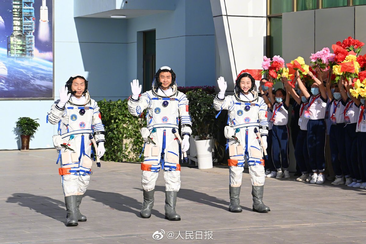PDChinese's tweet photo. 【收藏！神十四乘組出征高清大圖】今天，神十四乘組出征，收藏高清大圖↓↓向航天員致敬，等你們凱旋！ https://t.co/S9HzrXFE8k