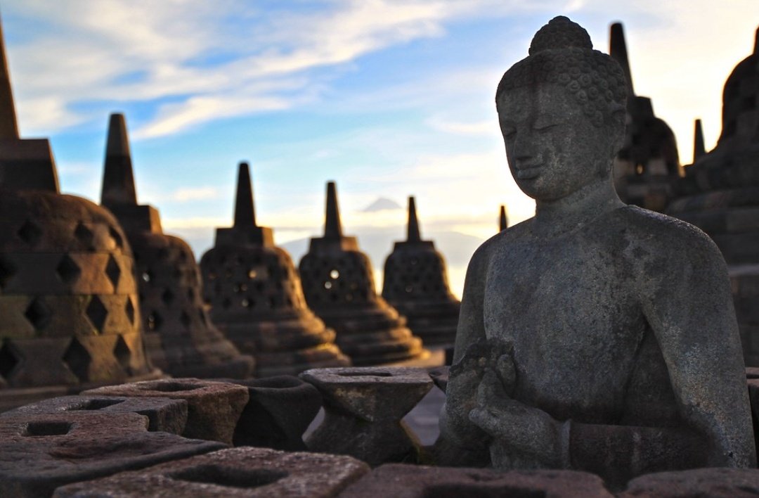 Breaking News! Tiket Candi Borobudur yang baru, naik menjadi Rp. 750.000 bagi turis lokal. Hal ini sampaikan oleh Menko Marves Luhut Pandjaitan, aturan baru bertujuan demi menjaga kelestarian dengan membatasi jumlah wisatawan per-hari hanya 1200 orang saja. 
📸 By Laurent Himblot