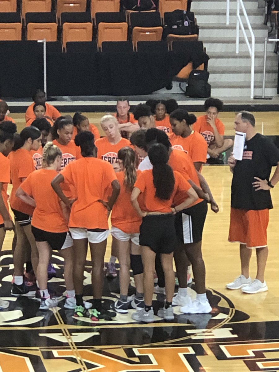 AlyssaStaten9's tweet photo. Honored &amp; grateful for my 1st offer from @Mercer_WBB!!!  Thankful to @EPEDtogether 🧡🖤. Elite Camp was amazing!#MostValuableBearCO24🏀💪🏽 
@Statesboro_WBB  @teamH2Oelite @SboroHighSports @CoachTBerry @Coachmikewill23 @IAmWillieRoy @Hollywo2022 https://t.co/RWxG9O14tv