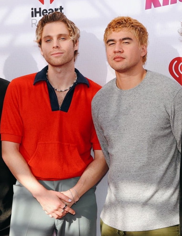 cakelovebot's tweet photo. calum hood and luke hemmings
at #WangoTango2022 https://t.co/L0rHAmCM1b