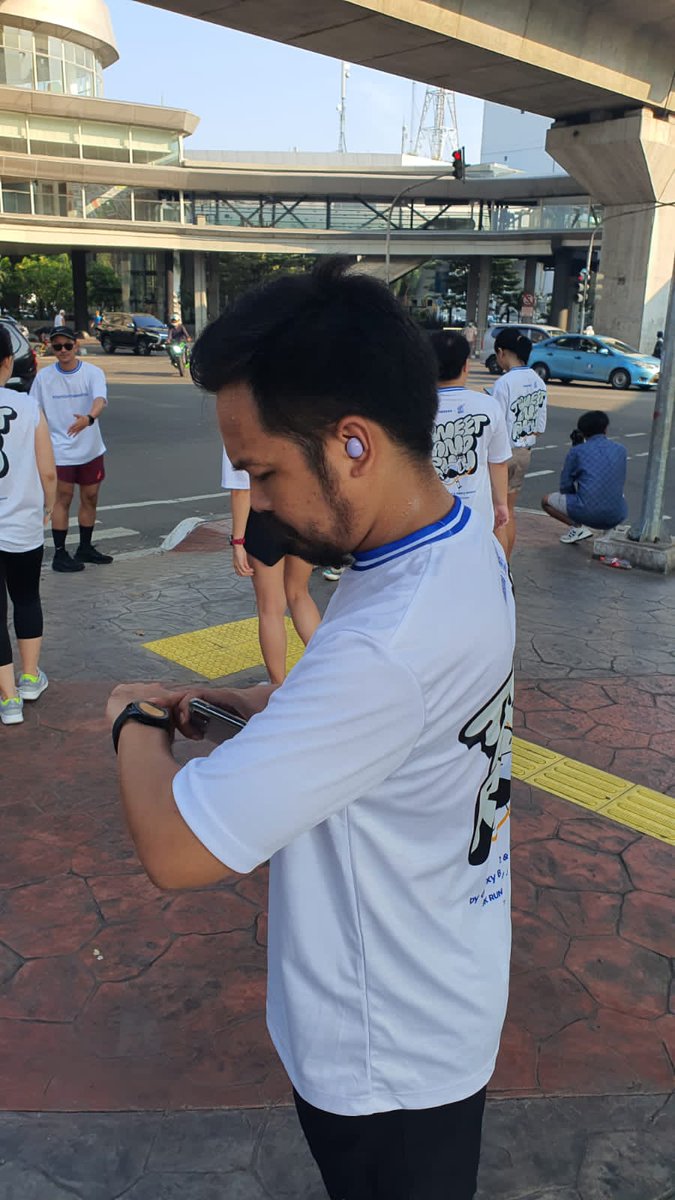 Lari lari asik pake #GalaxyBuds2 #WearablesTweetNRun  #Samsungx7speed #GalaxyWatch4 <a href="/samsungID/">Samsung Indonesia</a>