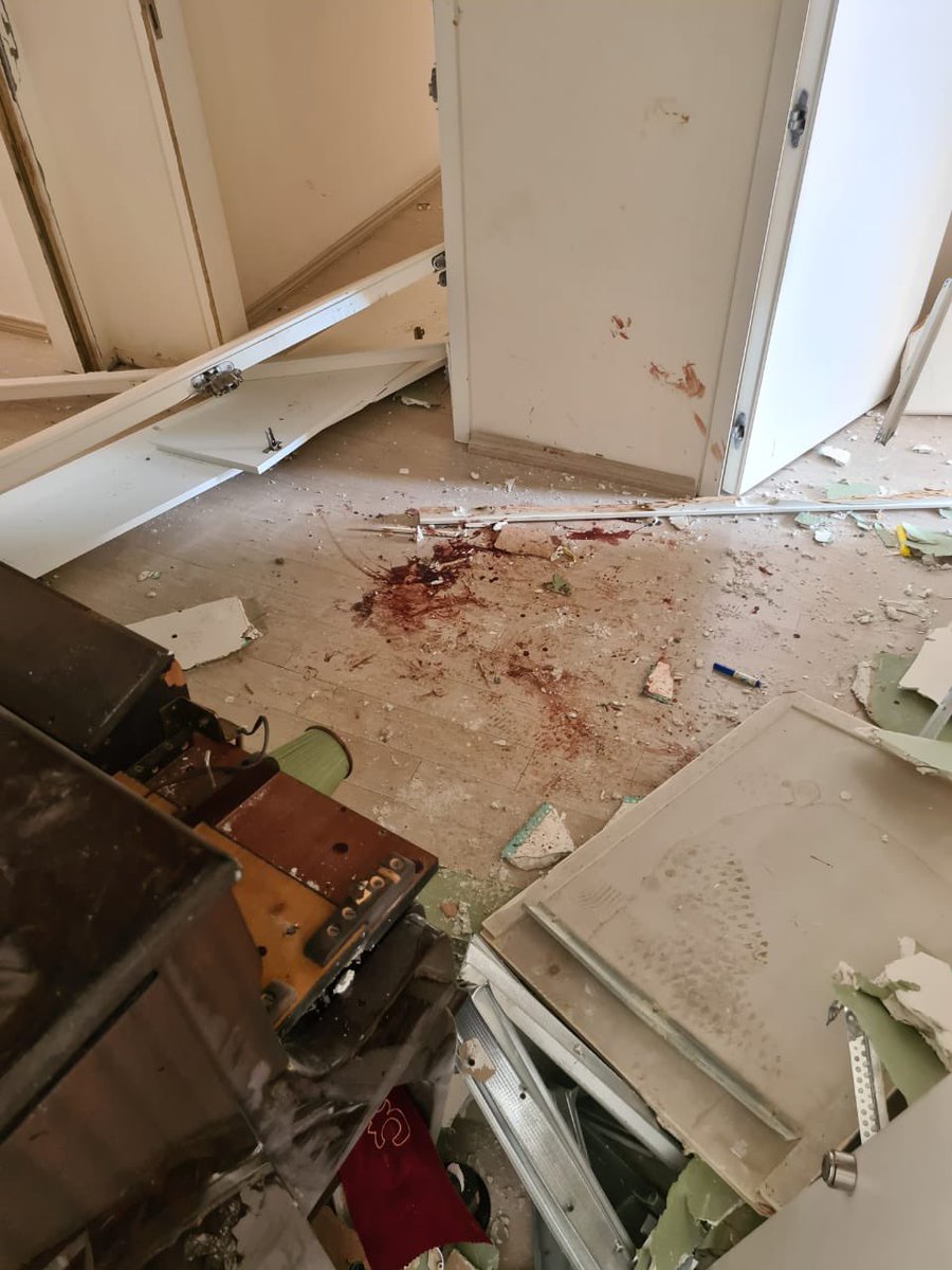 من المواطنة: اليوم و عم نكتبله على قزاز بيته لوزير العار يوسف جبان خليل، يلي معرقل التحقيق بتفجير المرفأ، بقوم موظف من الصالون تحت بيته بقول "لأ هول املاك خاصة". اليكم صور من بيتنا ب٥ آب(trigger warning)، املاك خاصة تفجرت من نظامه ليوسف خليل. من المواطنة.