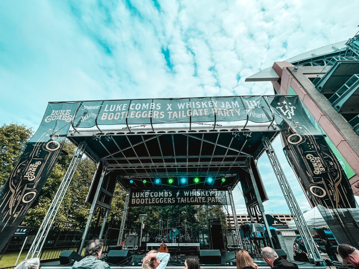 LumenField's tweet photo. BOOTLEGGERS TAILGATE PARTY 🎶
Now - 5pm: Included with your concert ticket ☀️
#LukeInSeattle x #LumenField https://t.co/wbYsRlOT43