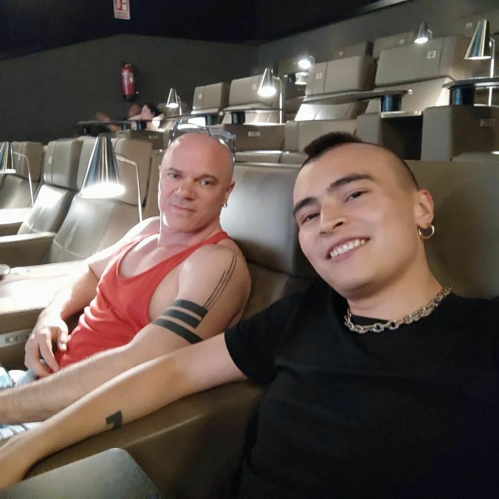 AlexADury's tweet photo. Viendo una peli como reyes en el Palafox. Vaya clavada 😂 https://t.co/EgWGOZHT5L https://t.co/cOTFRclbT4