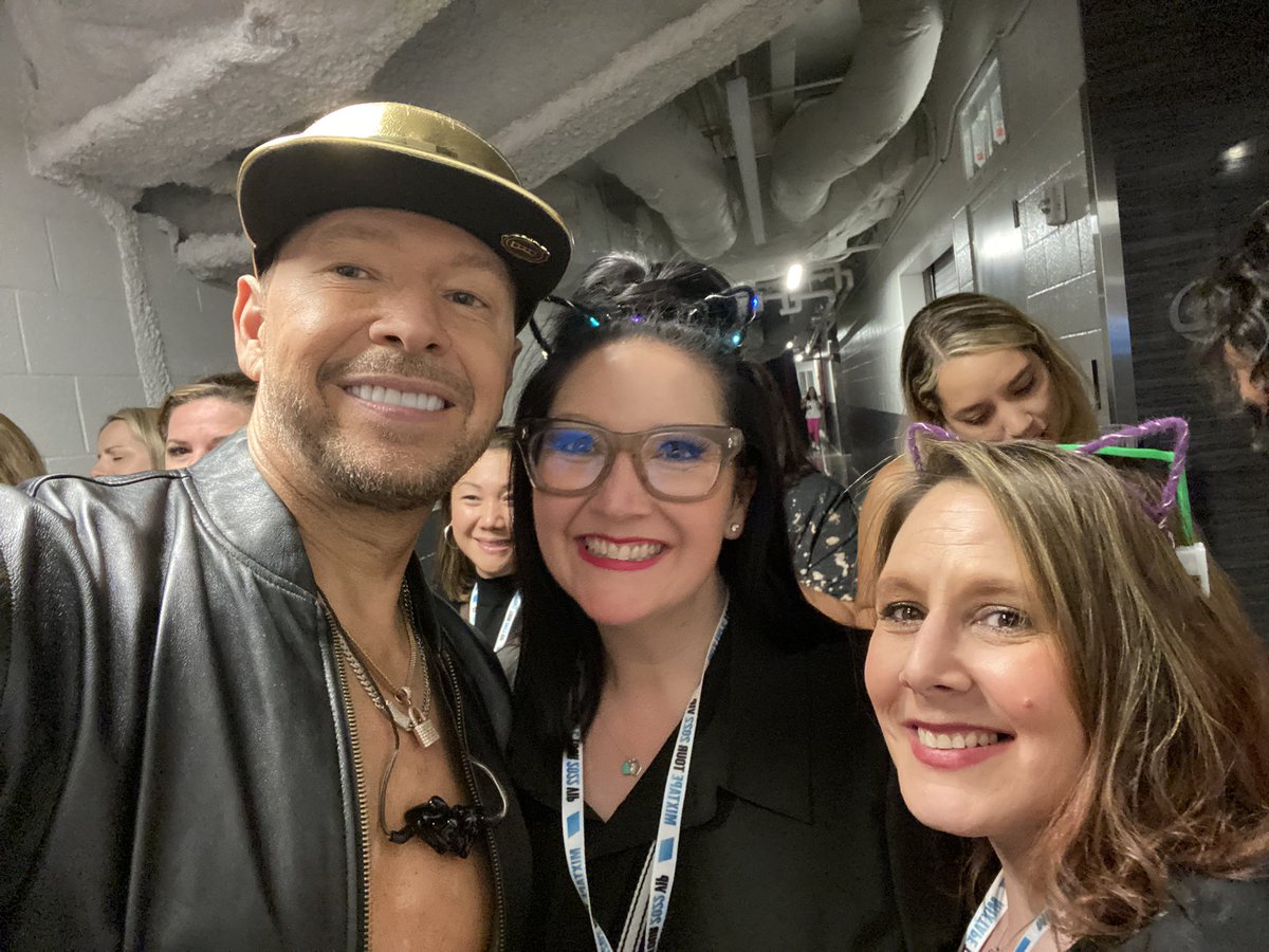 JenBH4ever's tweet photo. Picked the right time for a drink break @DonnieWahlberg @theboozarina 🤖❤️♾💫 https://t.co/giJCRPAq9h