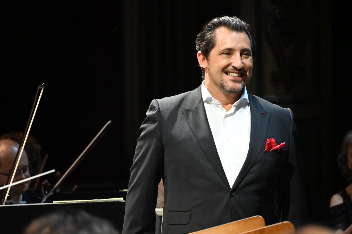 OFIL_Orquesta's tweet photo. 🎼 Una gala que ha sido un canto de amor a la Zarzuela, de la mano y el arte de Rocío Ignacio, Carlos Álvarez y Jorge de León, a la batuta del maestro Óliver Díaz. Con ellos hemos viajado, y vivido, la pasión por nuestro género musical. @aytoviedo @culturaoviedo @CosmeMarina https://t.co/zpez7nhdTs