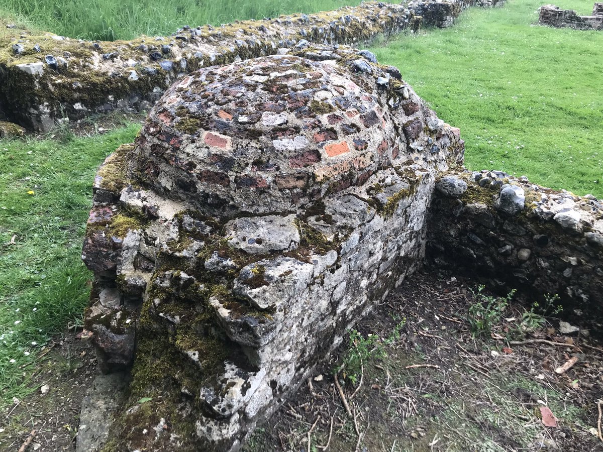 catttwings's tweet photo. A 14th century brick oven in the kitchen area amidst the ruins of #ThetfordPriory. #norfolk #medievalruins https://t.co/KLbl5hh4Aj