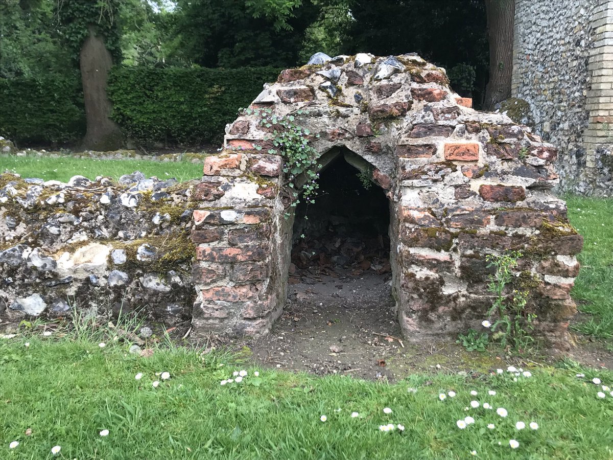catttwings's tweet photo. A 14th century brick oven in the kitchen area amidst the ruins of #ThetfordPriory. #norfolk #medievalruins https://t.co/KLbl5hh4Aj