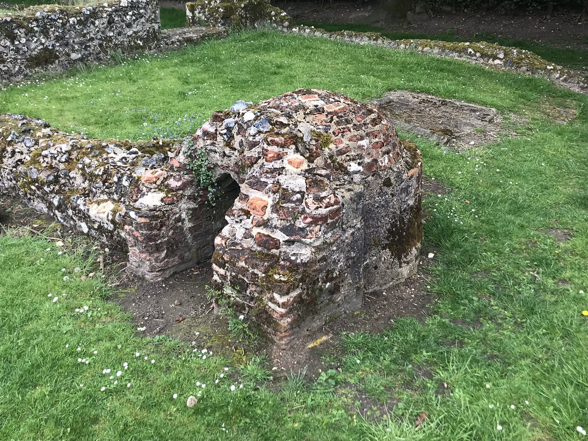 catttwings's tweet photo. A 14th century brick oven in the kitchen area amidst the ruins of #ThetfordPriory. #norfolk #medievalruins https://t.co/KLbl5hh4Aj