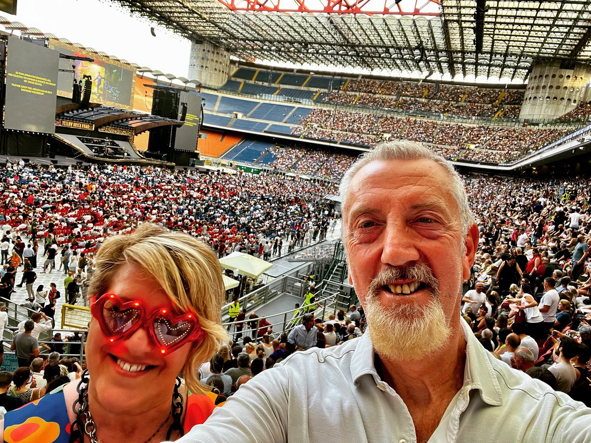 r_bertollini's tweet photo. #StadioMeazza #Soldout #EltonFarewellTour #EltonJohn #Strepitoso https://t.co/KPGsPcLjut