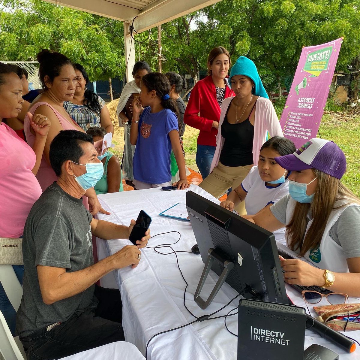 Alexi2Castillo's tweet photo. En compañía de la @DefensoriaCol y de líderes sociales realizamos una nueva jornada del #QUEJATE, recepcionamos sus requerimientos, presentando acciones jurídicas frente al atropello en servicios públicos, y otros asuntos apoyando a la población victima en el barrio PINAR DEL RÍO https://t.co/sq1Kt4Ktap
