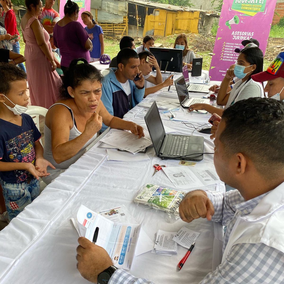 Alexi2Castillo's tweet photo. En compañía de la @DefensoriaCol y de líderes sociales realizamos una nueva jornada del #QUEJATE, recepcionamos sus requerimientos, presentando acciones jurídicas frente al atropello en servicios públicos, y otros asuntos apoyando a la población victima en el barrio PINAR DEL RÍO https://t.co/sq1Kt4Ktap