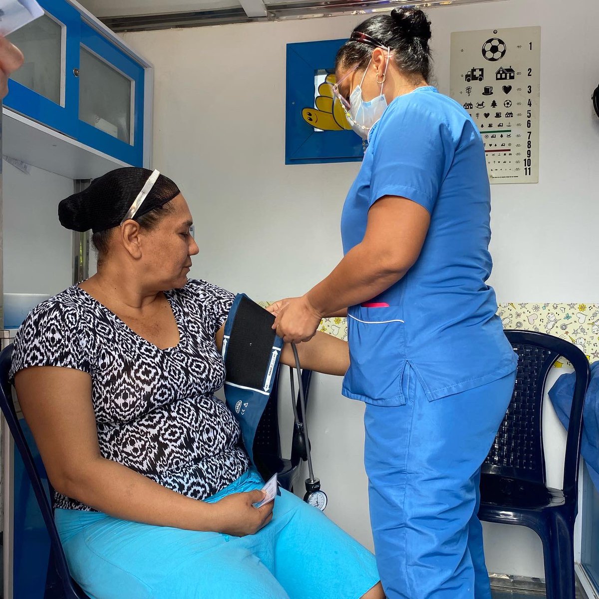 Alexi2Castillo's tweet photo. En compañía de la @DefensoriaCol y de líderes sociales realizamos una nueva jornada del #QUEJATE, recepcionamos sus requerimientos, presentando acciones jurídicas frente al atropello en servicios públicos, y otros asuntos apoyando a la población victima en el barrio PINAR DEL RÍO https://t.co/sq1Kt4Ktap