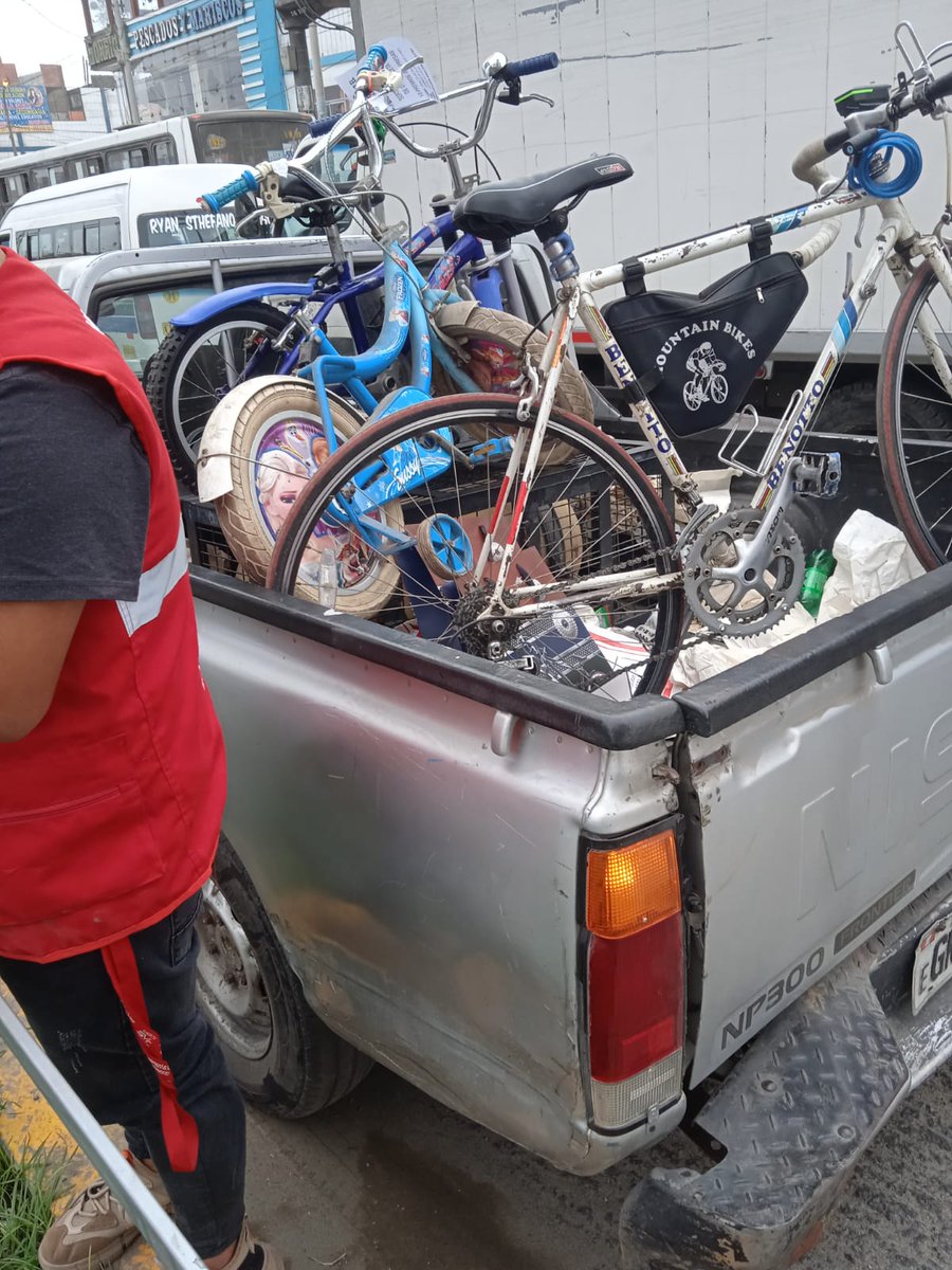 cicloaxion's tweet photo. Por el Día de La Bicicleta, nuestro amigo Gregorio Canales instaló una exposición no comercial de bicicletas y objetos antiguos en SMP. Anteriormente, Gregorio ha colaborado con la Municipalidad del mismo distrito realizando talleres gratuitos y organizando bicicleteadas.  1/2 https://t.co/HdCWGDjyvS