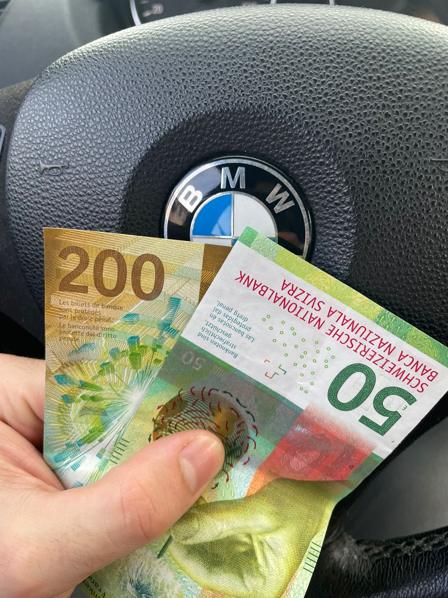 West_World30's tweet photo. Kuzenim birkaç yıldır 🇨🇭İsviçrede. 
Şu an aylık 4500 frank a bi fabrikada işçi olarak çalışıyor.
iş hafif geldiğinden dolayı da haftasonlari bi markette çalışıyor.
Bugün kazandığı günlük yevmiyeyi bana gönderdi.
Oradaki herkes Türkiyeyi çok kıskanıyormuş, öyle dedi. https://t.co/NlCPxmSopZ