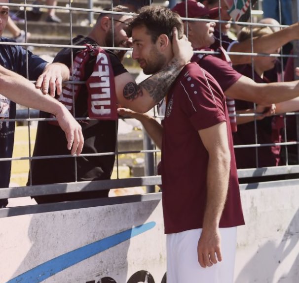 dergoldenezeh's tweet photo. Junge, brauchst n hässliches Tattoo? #vfbbfc https://t.co/LQ5PJRYaj2