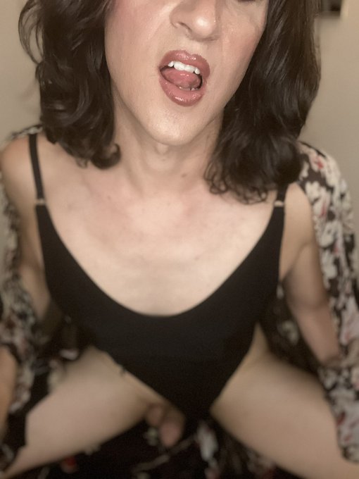 1 pic. It’s a gift if I tell you to go gay for me https://t.co/oTD4QaLykm
