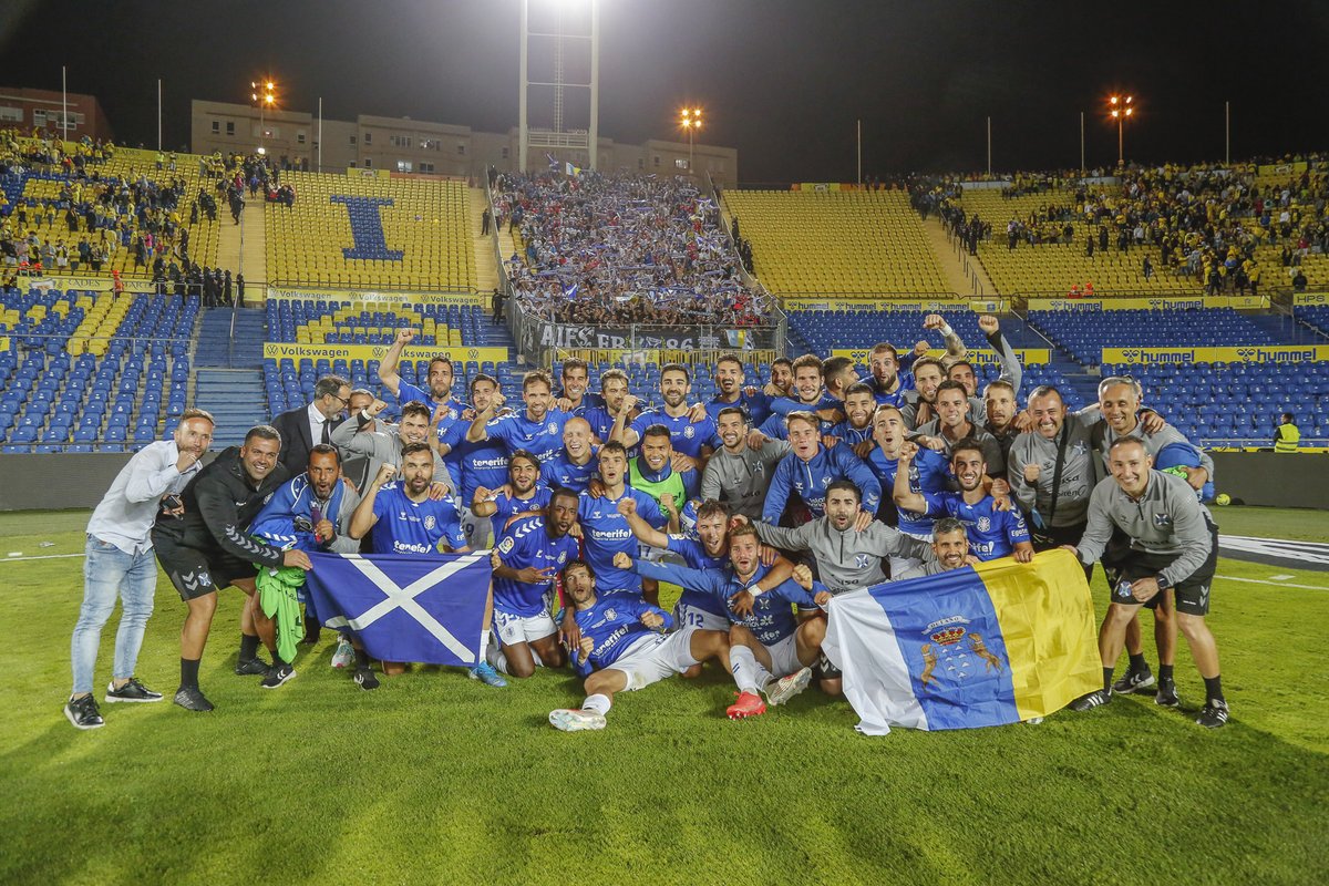 LaLiga's tweet photo. 📸 ¡ESTA FAMILIA TIENE UN SUEÑO! 
💙😊🤍 @CDTOficial 

#UnidosPorElPlayOff 
#LasPalmasTenerife 
#LaLigaSmartBank https://t.co/2FgiiosOLl