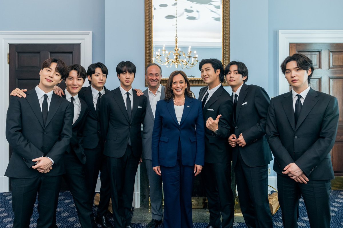 btschartsxdaily's tweet photo. .@BTS_twt with US Vice President Kamala Harris and Second Gentleman of US Douglas Emhoff https://t.co/W1VbwTg2lq
