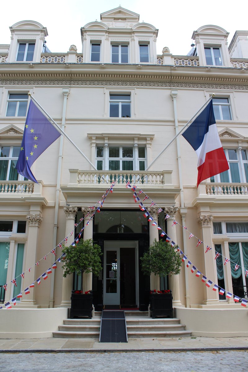 FranceintheUK's tweet photo. During the #PlatinumJubilee week-end, the French Embassy joins the celebrations in honour of HM The Queen by hosting a tea party at the 🇫🇷 Residence, bringing together guests from 🇫🇷🇬🇧 societies that work to promote the friendship between our two countries ! https://t.co/CQ4ZpWwKGg