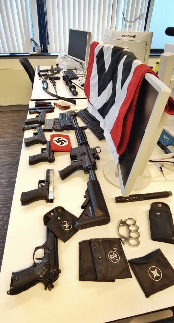 ikazban's tweet photo. Je félicite la police néerlandaise de « #Gouda » pour cette perquisition fructueuse, néanmoins je suis assez inquiet d’imaginer ce qu’aurait pu faire ce sympathisant du #nazisme ! https://t.co/r0QDcOOTKu