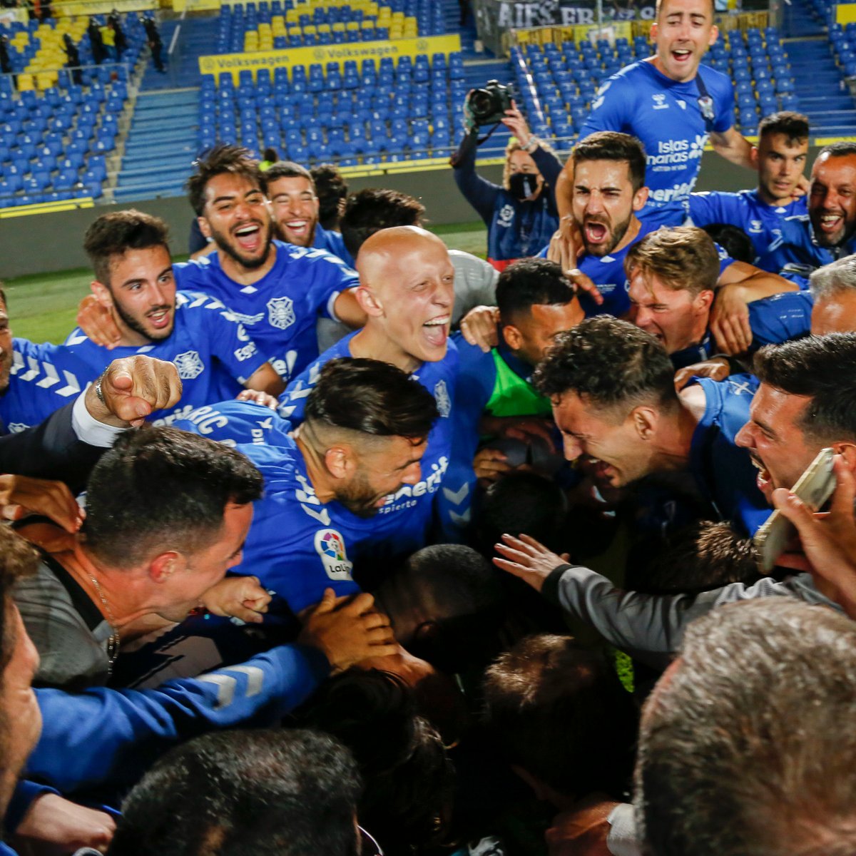 LaLiga's tweet photo. 🕺😉🎉 ¡TENERI𝙁𝙀𝙇𝙄𝘾𝙄𝘿𝘼𝘿, qué bonito nombre tienes! 

💙🤍 @CDTOficial 💙🤍

#UnidosPorElPlayOff 
#LasPalmasTenerife 
#LaLigaSmartBank https://t.co/SPL6QfUmIt