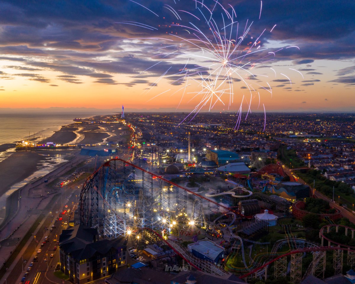 Fireworks at Blackpool Pleasure Beach tonight. 💥 🎆 Great to see so many out on the prom enjoying them.