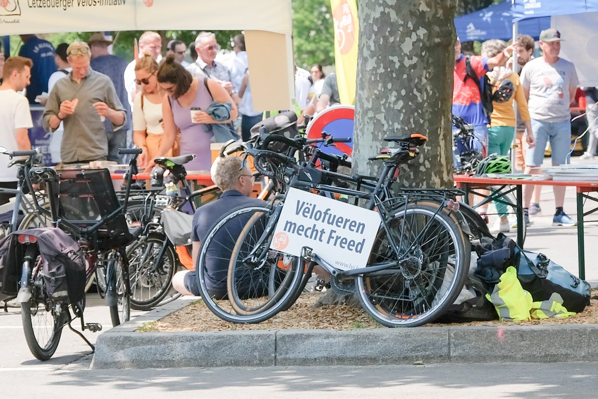 SprocketrocketN's tweet photo. Velosmanif 2022 @ProVelo_lu #velosmanif2022 #velosmanif22 #velosmanif #safecyclingnow #paintisnotinfrastructure #cyclingprotest #cyclingdiversity https://t.co/TkaNrV6zrJ
