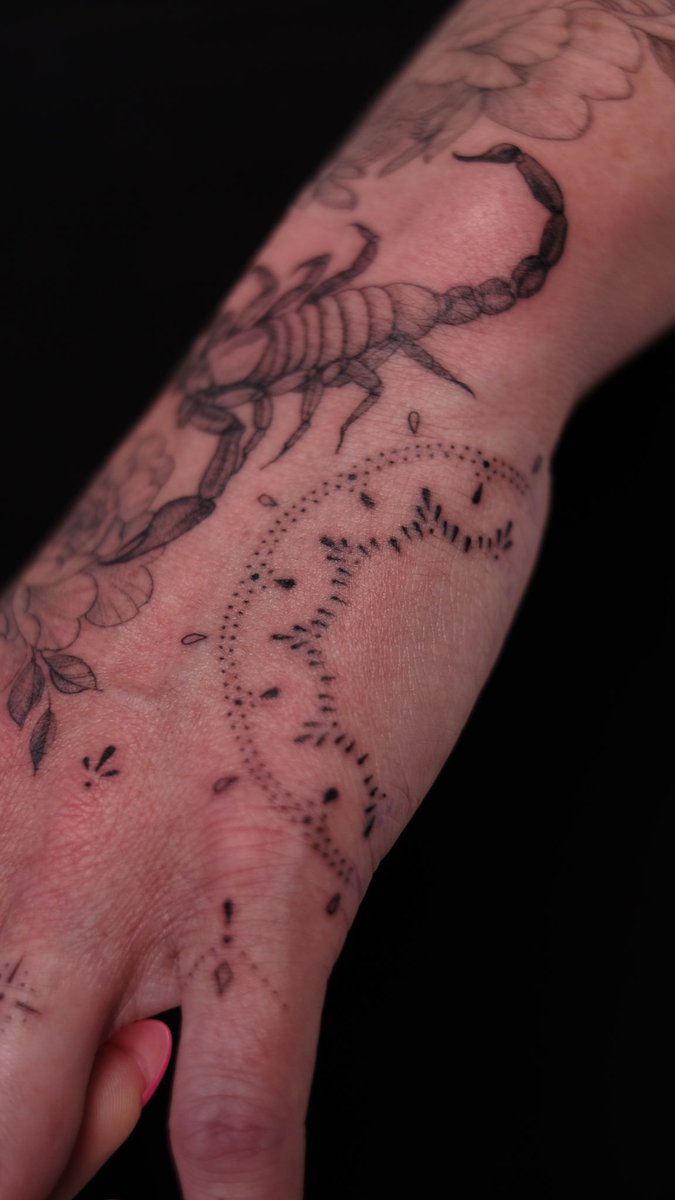 sashatattooing's tweet photo. Love 💕 #tattooart https://t.co/bjb9GqoZw6