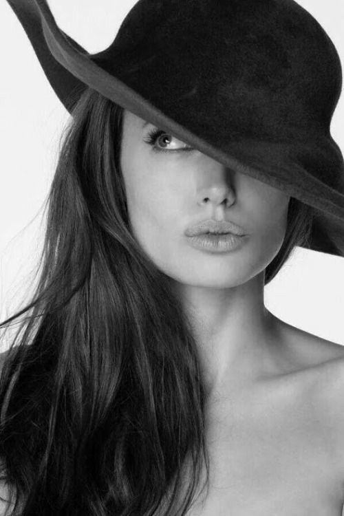 Uma das mulheres mais lindas e talentosas do mundo está completando hoje 47 anos

Happy Birthday Angelina Jolie 