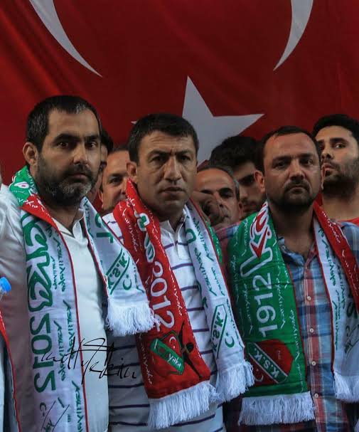 izmirtribunleri's tweet photo. #SonDakika ❗
#Karşıyaka Tribün liderlerinden #DoboMetin, bu gece saatlerinde araçla #Göztepe Köprüsü altında seyir halindeyken keleşlerle pusu kurularak öldürüldü. Merhuma Allah'tan rahmet, yeşil kırmızılı taraftarlara baş sağlığı diliyoruz..
•
#İzmirTribünleri #İzmir #KSK https://t.co/599EDD7fdS