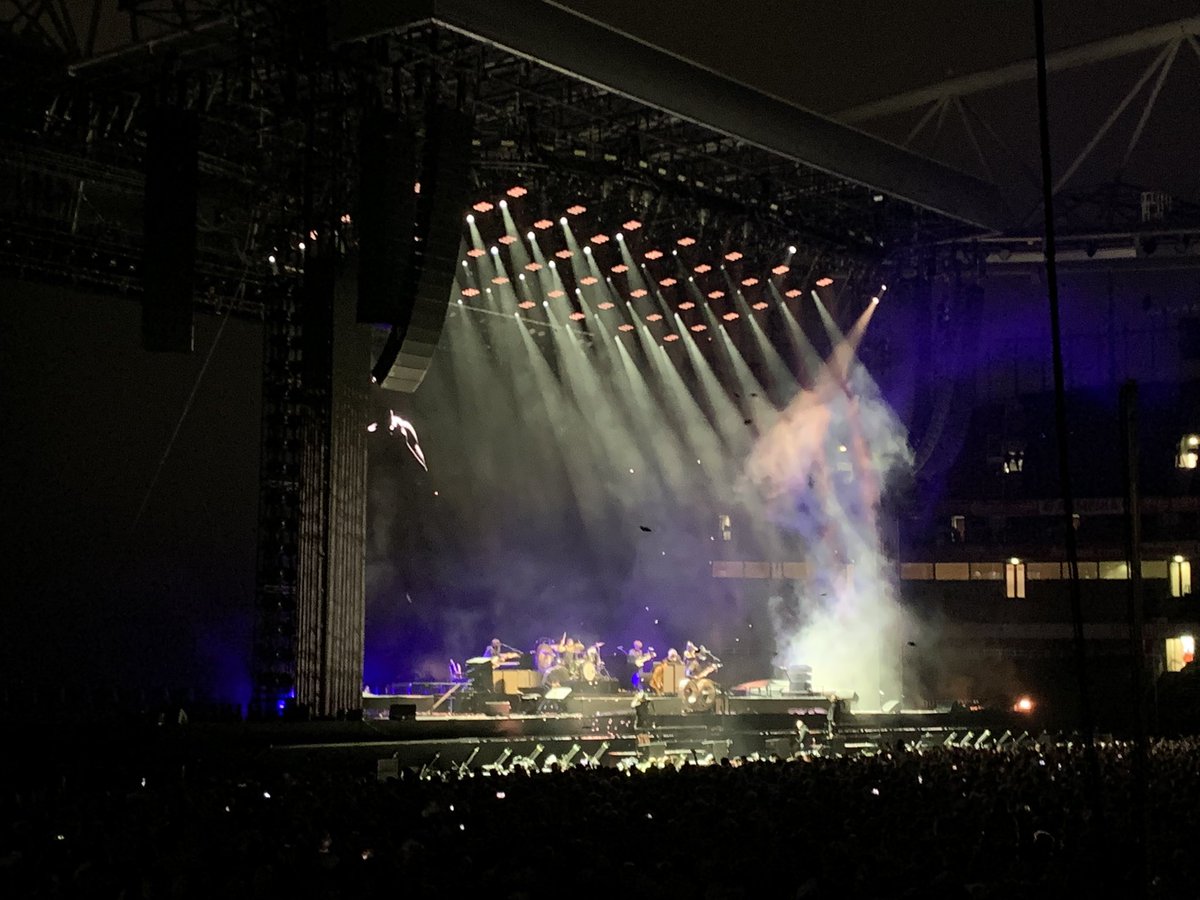 AndrewGMilburn's tweet photo. Just .. wow @thekillers @Arsenal #bosstha π₯π superb yet again lads β€οΈ https://t.co/2oES00JQsZ