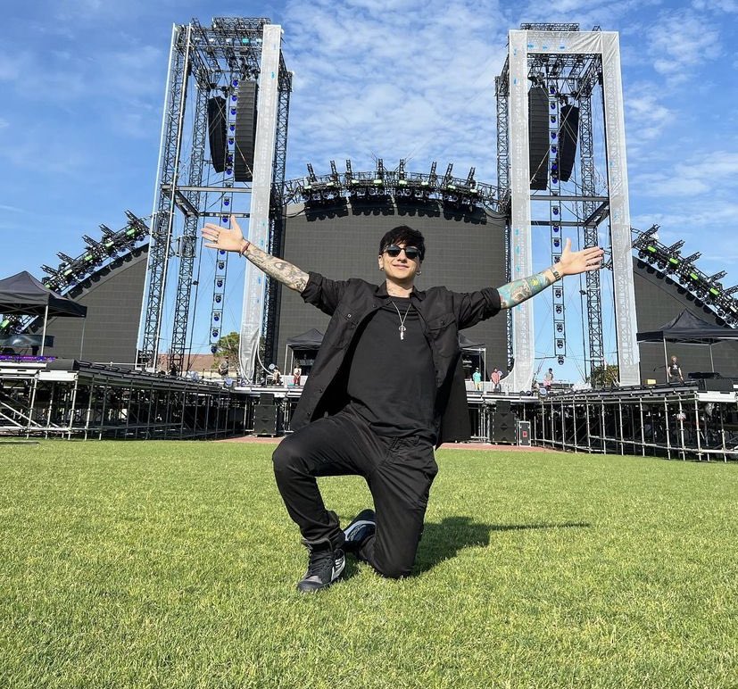 elee_last's tweet photo. 4/7/19 - 5/6/22
e dopo 3 lunghi anni ad aspettarti su quel palco, domani ricomincerai a cantare per tutti noi.
per sempre con te.
“dalla parte degli ultimi, per sentirmi primo”
🗝🤍
#ultimotour #ultimostadi2022 https://t.co/vHbf4Cyjuc