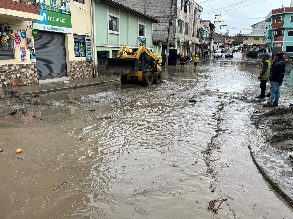 #ATENCIÓN | El temporal invernal no da tregua en la provincia del Cañar, en el cantón El Tambo, producto de las fuertes lluvias, se produjeron inundaciones en varios sectores, por ello la maquinaria del MTOP y del GAD Municipal realizan la limpieza en los sectores afectados.