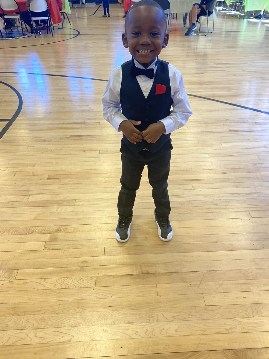 DoolittleEleme1's tweet photo. Monday verse Friday in a snapshot! #Blastoff #DoolittleRockets @ChiPubSchools @CrislerJoan @ChandraSMathias @TheFundChicago https://t.co/XdX7fmJ1cN