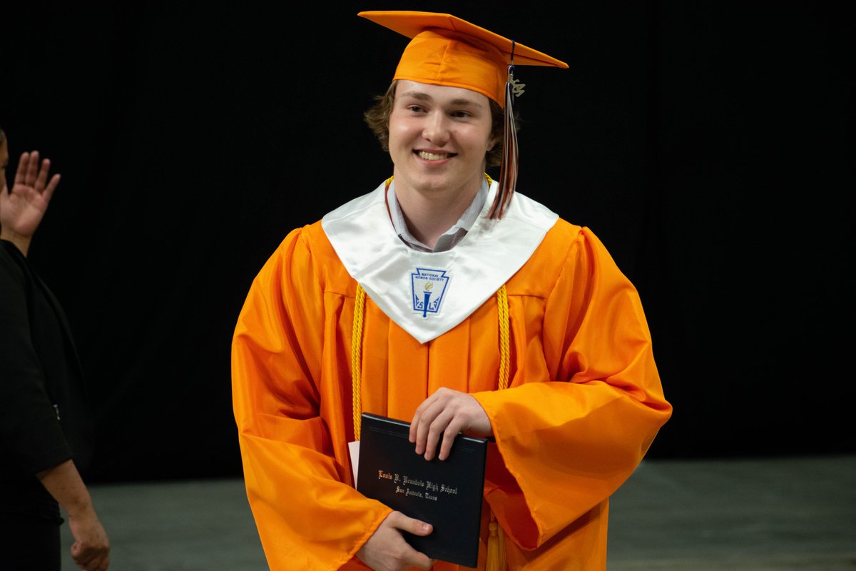 Congrats to the 2022 Brandeis HS graduates!  You can purchase a DVD of today’s event at nisd.net/schools/gradua…. Go Broncos!