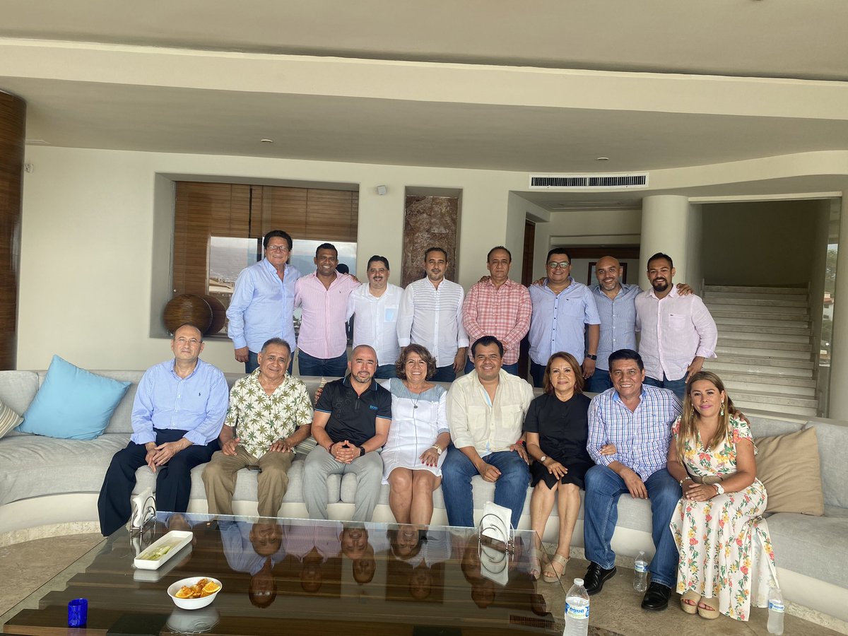 Estar entre amigos es muy gratificante. Coincidir en pensamiento nos hermana para seguir caminando juntos.