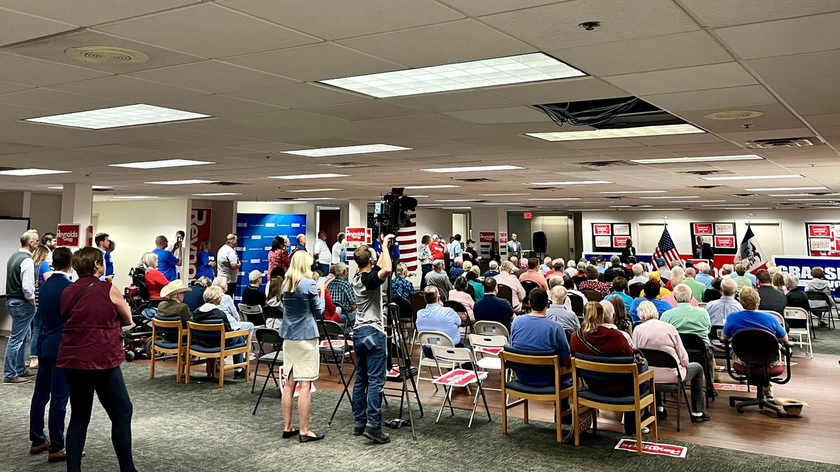 TyHenningsen's tweet photo. Great turnout for @GrassleyWorks and @KimReynoldsIA this afternoon in Des Moines! #GrassleyWorks https://t.co/SnnDsWllhQ