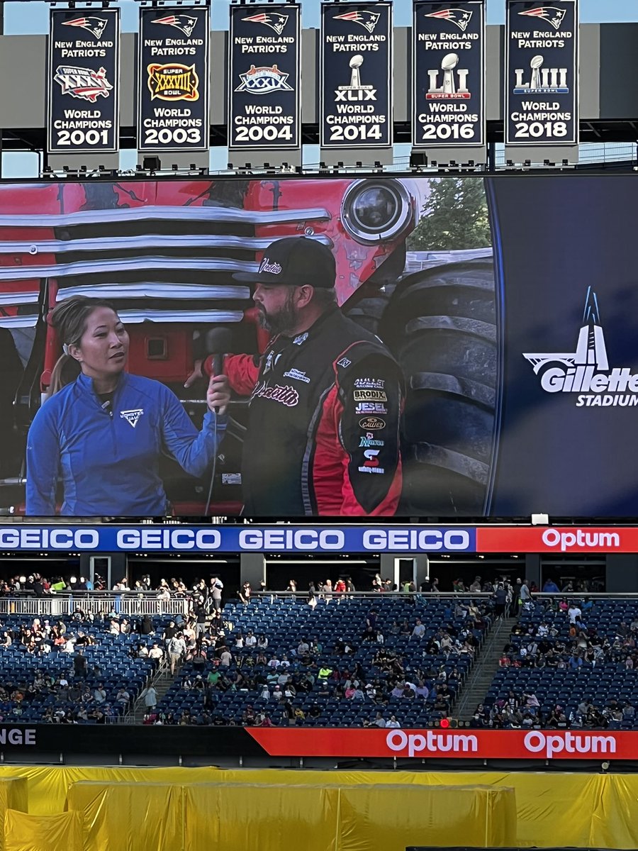 lizz_promo's tweet photo. Hey look. It’s a huskier @bertkreischer from the south… #MonsterJam 

If he wins and the suit comes off…you can’t tell me it’s not Bert! #HeyBigBoy https://t.co/Y6neprDsh6