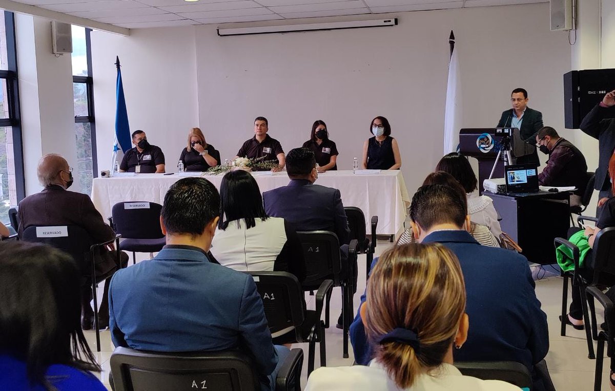 EscuelaHonduras's tweet photo. El Presidente @rarguetaCSJ en presencia de autoridades de #LaEscuelaJudicialHN, #CEDIJ y distintos representantes del @PJdeHonduras e invitados especiales inauguró la #BibliotecaJurídicaVirtual Abg. Rolando Edgardo Argueta Pérez, https://t.co/8Eyey7gUlm